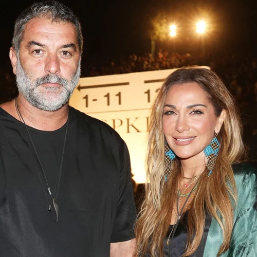 Δέσποινα Βανδή και Βασίλης Μπισμπίκης σε καθημερινά στιγμιότυπα | Με σακούλες σούπερ μάρκετ στα χέρια