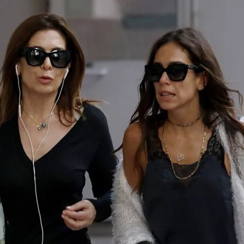 Στα κόκκινα η Κατερίνα Διδασκάλου | Για βουτιές στο Σούνιο με την κόρη της