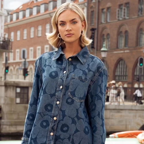 Πώς θα φορέσεις με στιλ ένα τζιν πουκάμισο την άνοιξη