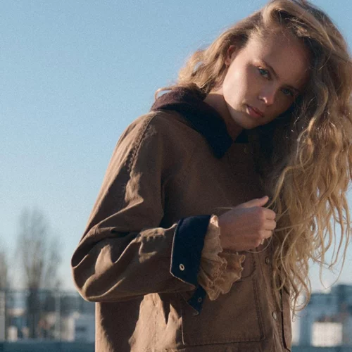 Αυτό το καφέ jacket από τη Zara είναι το πανωφόρι που θα φορέσεις όσο κανένα άλλο αυτή την άνοιξη