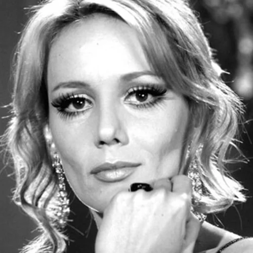 65 χρόνια πριν | Η Μπέτυ Αρβανίτη αγκαλιά με τον μοναχογιό της και σπουδαίο θεατρικό συγγραφέα, Αλέξη Σταμάτη