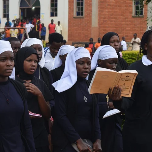 Πάσχα στην Ουγκάντα | Ο Επιτάφιος μέσα από τη ζούγκλα και το γεύμα αγάπης