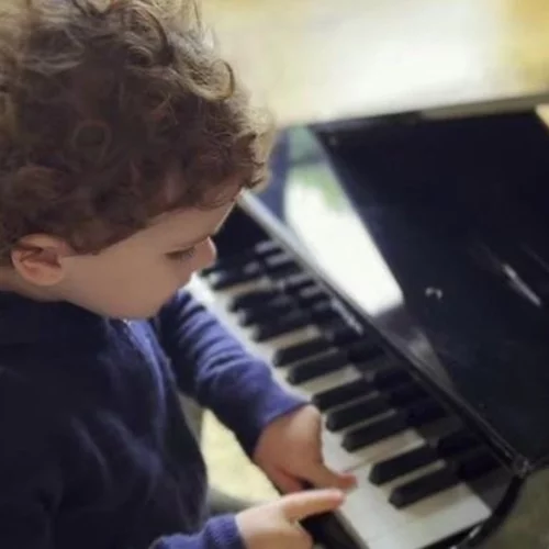 Η εντυπωσιακή ομοιότητα του 4χρονου Archie με τη μητέρα του