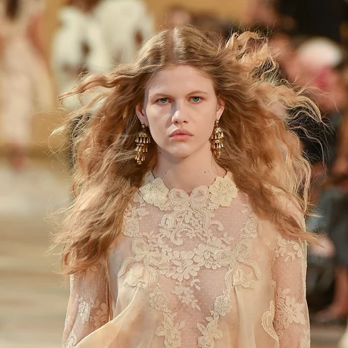 Το αέρινο και θηλυκό χτένισμα που έκανε θραύση στα περισσότερα shows της Paris Fashion Week