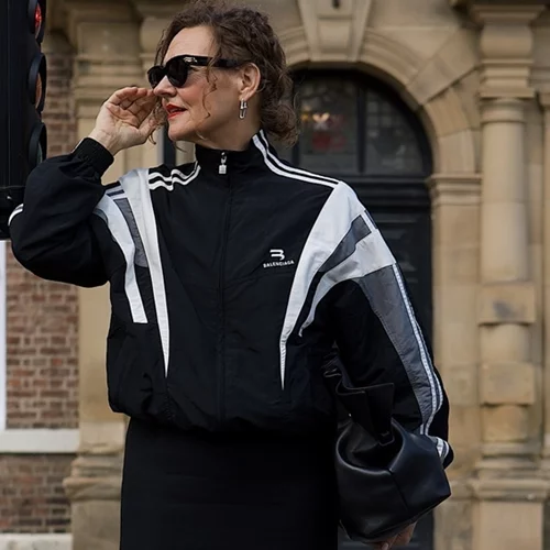 Οι 8 τάσεις που επιλέγουν για το φθινόπωρο του 2025 οι κομψές γυναίκες άνω των 50