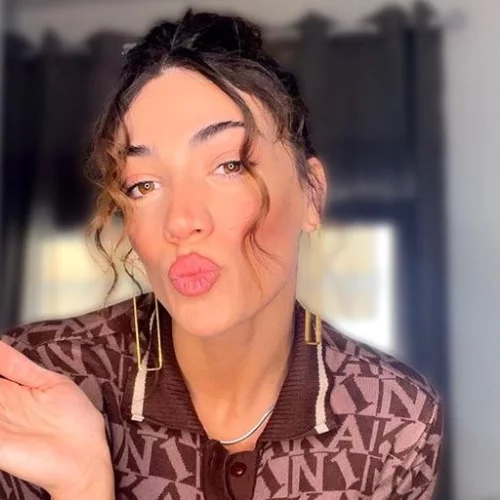 Ήβη Αδάμου | Πώς συνδύασε τις metallic γόβες της σε casual σύνολο;