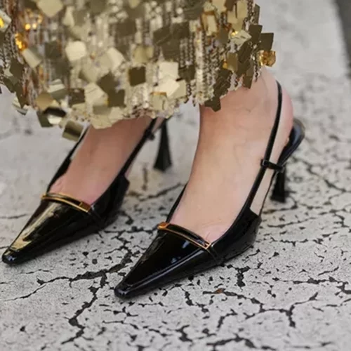 Μαύρες γόβες λουστρίνι | Η κομψή glossy επιλογή για τα γιορτινά σου looks