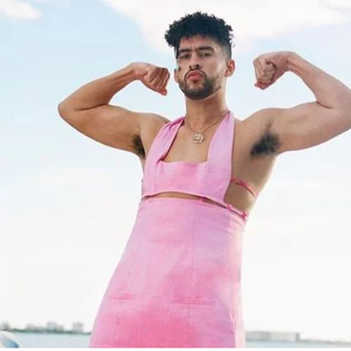 Όταν ένα "μάτσο" αρσενικό ποζάρει φορώντας ένα κοντό ροζ φόρεμα