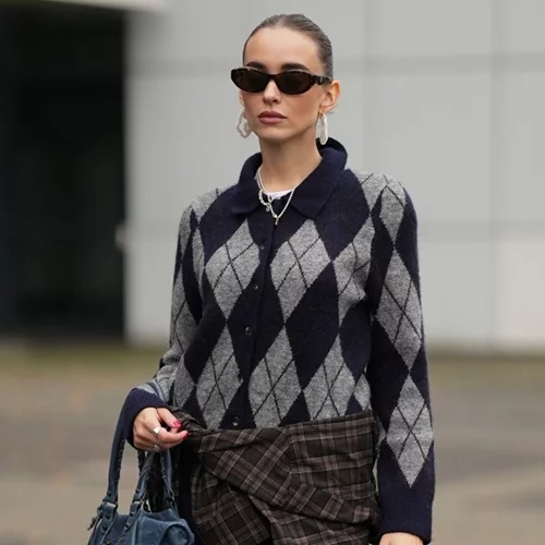 Το Argyle καρό είναι ξανά επίκαιρο και αυτοί είναι οι πιο κομψοί τρόποι για να το φορέσεις