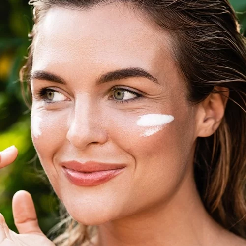 True or False? 3 μύθοι και 2 αλήθειες για τα αντηλιακά που πρέπει να γνωρίζεις