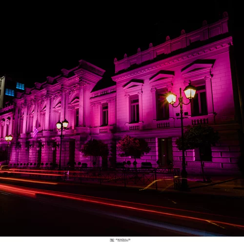 Το Εθνικό Θέατρο της Ελλάδος φωτίστηκε ροζ για καλό σκοπό