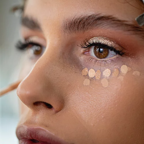 Το μικρό trick με το concealer για μια άψογη βάση στο πρόσωπο