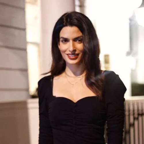 Θα φορούσες ποτέ πράσινο vinyl παντελόνι; Η Τόνια Σωτηροπούλου θα σε πείσει να το κάνεις