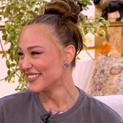 Με καστανά μαλλιά στη εφηβεία της | Η Πηνελόπη Αναστασοπούλου σε σπάνιες φωτογραφίες