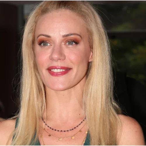 Η Ζέτα Μακρυπούλια φόρεσε το Zara φόρεμα που θα σε βγάλει ασπροπρόσωπη σε κάθε καλοκαιρινό γάμο ή βάφτιση