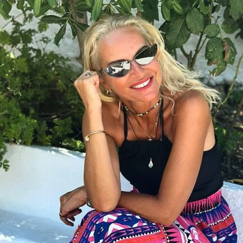 Για τη Μαρία Μπεκατώρου είναι ακόμα καλοκαίρι | Η φωτογραφία με κομψό ολόσωμο μαγιό στην παραλία