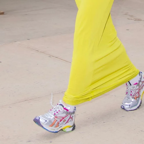 Τα sneakers με χρώμα που θα αναδείξουν το casual style σου