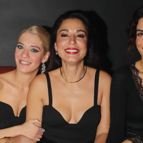 Πώς θα φορέσεις το μαύρο κορμάκι με τρεις τρόπους όπως η Κατερίνα Παπουτσάκη