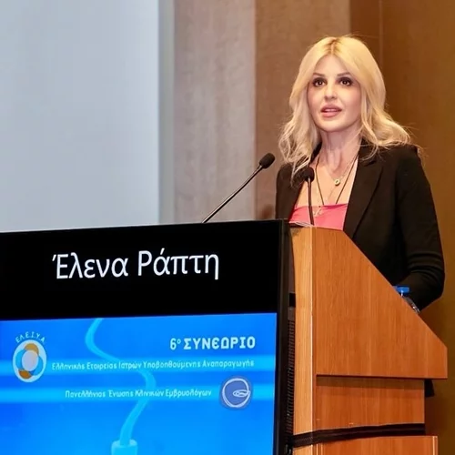 Η Έλενα Ράπτη νύφη, με κοντό λευκό φόρεμα