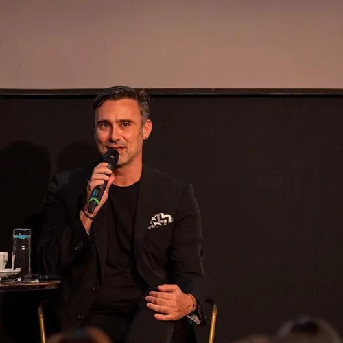 Ο Γιώργος Καπουτζίδης είναι ένας άνθρωπος που λέει ιστορίες