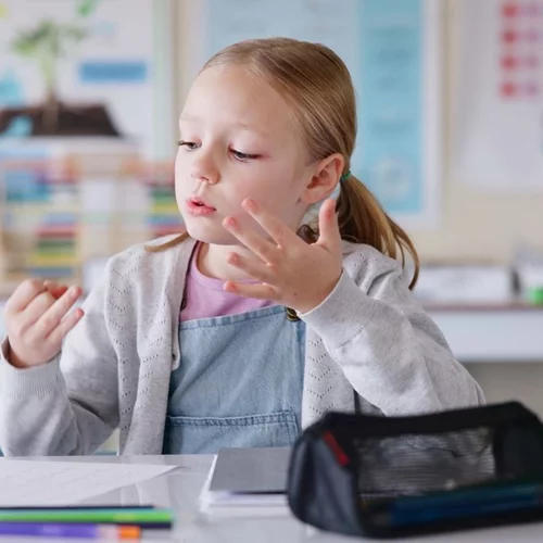 Τα δάχτυλα ως εργαλείο μάθησης | Τι δείχνει νέα έρευνα για τα μαθηματικά