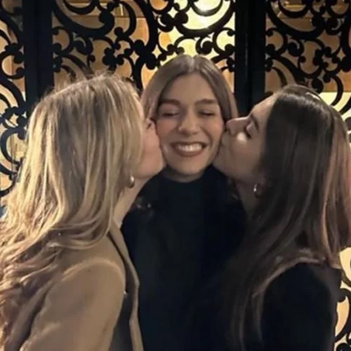 Μελίνα Νικολαΐδη | Chic σε δείπνο στο Λονδίνο με τις κολλητές φίλες της και τη μητέρα της