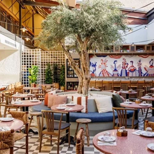 Cinapos | Τι γεύση μας αφήνει, τελικά, το μεζεδοπωλείο του Πάνου Ιωαννίδη;