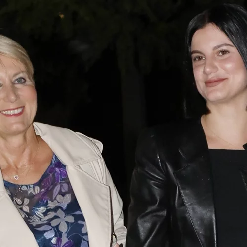 Η Αλίκη Καραμανλή στο πλευρό της μητέρας της, Νατάσας Παζαΐτη | Με κοτλέ πράσινο παντελόνι