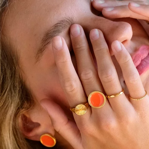 Βερικοκί, κερασί, ηλεκτρίκ μπλε ή ροζ της πούδρας; Τα κοσμήματα που ήρθαν να γεμίσουν την ημέρα μας με χρώματα