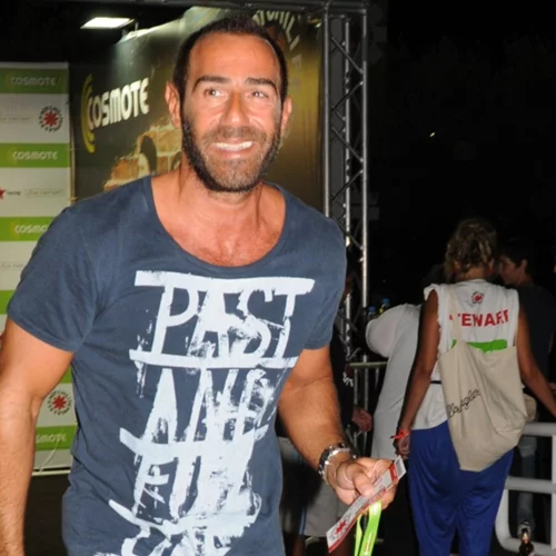 Ο Αντώνης Κανάκης συγκινεί μιλώντας για τον θάνατο του πατέρα του: "Μέσα μου "πέθανα" και εγώ μαζί του"