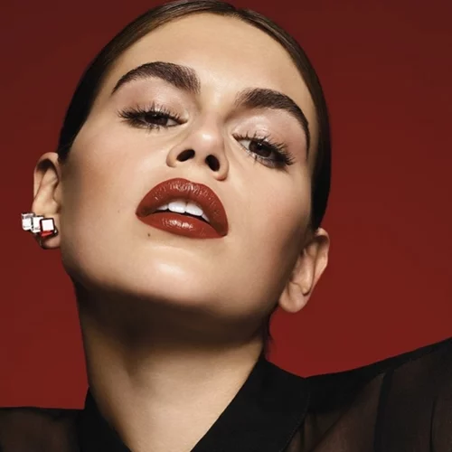 Το πολυτελές κραγιόν που κάθε γυναίκα χρειάζεται στο μπουντουάρ της