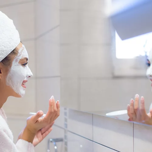 Ρυτίδες; Φτιάξε μία από αυτές τις εύκολες αντιγηραντικές μάσκες προσώπου