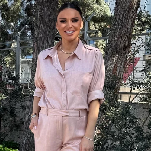 Η Ελένη Τσολάκη με το ροζ κοστούμι από τη Zara που θα σε κάνει να ανυπομονείς για την άνοιξη