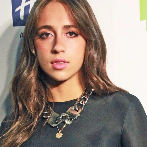 Η τραγουδίστρια της no.1 επτυχίας του TikTok φωτογραφήθηκε με κοστούμι της Vassia Kostara