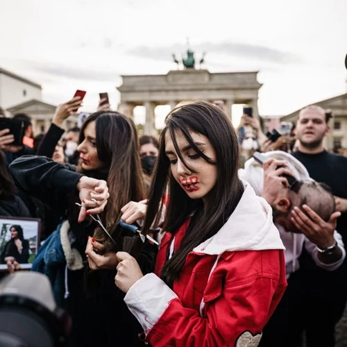 Ιράν| Νεκρό το "κορίτσι με την αλογοουρά"- στους 40 οι νεκροί, διαδηλώσεις και στην Αθήνα