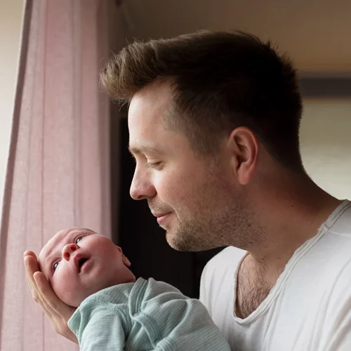 Μόλις ακούσαμε στην τηλεόραση ό,τι πιο υποτιμητικό για τους νέους μπαμπάδες