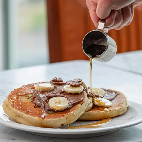 Βαριέσαι να φτιάχνεις τσουρέκια; Δοκίμασε τα πανεύκολα pancakes τσουρέκι για το απόλυτο πρωινό του Πάσχα
