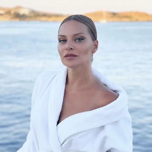 Ψηλή, με μακριά και εντυπωσιακά μαλλιά | Η κόρη της Υβόννης Μπόσνιακ, Ελένη, έχει μεγαλώσει πολύ - Η υπέροχη φωτογραφία από τις διακοπές τους