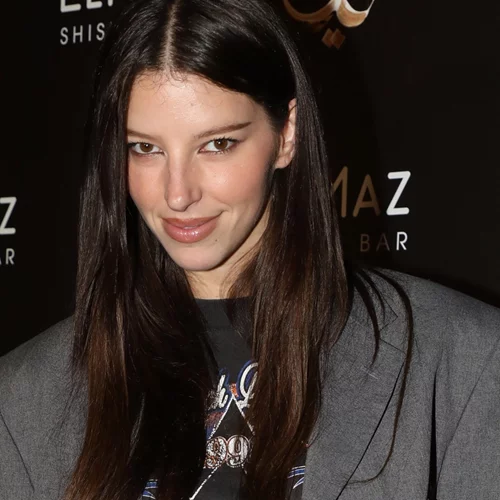 Γούνα με sneakers | H Χαρά Παππά σου δείχνει πως να τα συνδυάσεις με stylish τρόπο