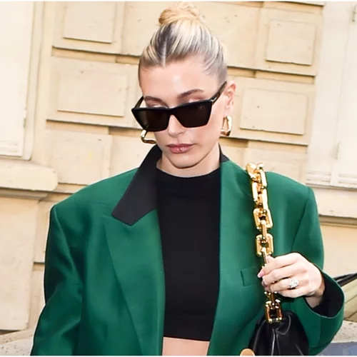 Η Hailey Bieber με τα πιο στιλάτα flat mules της καραντίνας