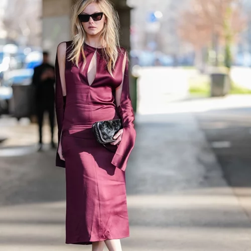 Red like wine | Αυτό το λινό φόρεμα στο χρώμα του κρασιού είναι η απόλυτη πρόταση για τους γάμους και της βαπτίσεις του καλοκαιριού