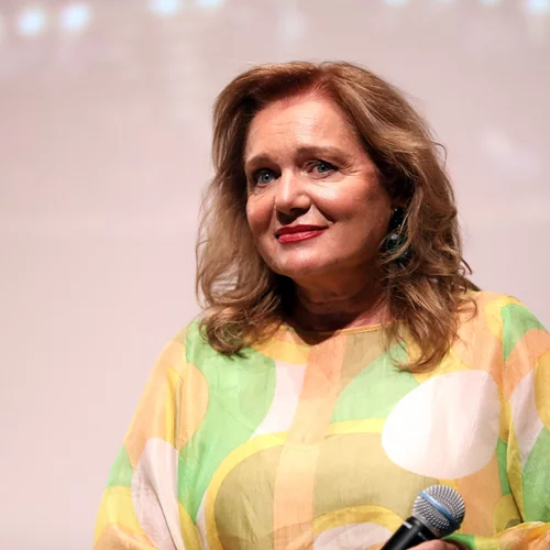 Μαρία Καβογιάννη | Φθινοπωρινές βόλτες με την Κλέλια Ανδριολάτου στα σοκάκια της Μυκόνου