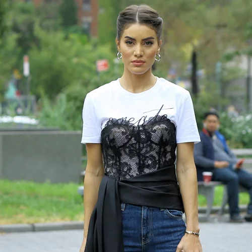 10 party tops που μπορείς να φορέσεις με τζιν παντελόνι για τις πιο cool εμφανίσεις