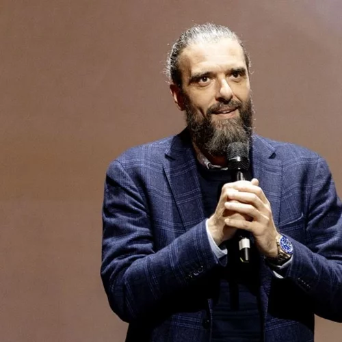 Η όμορφη σύντροφος του Σωτήρη Τσαφούλια στο πλευρό του στη θεατρική του πρεμιέρα