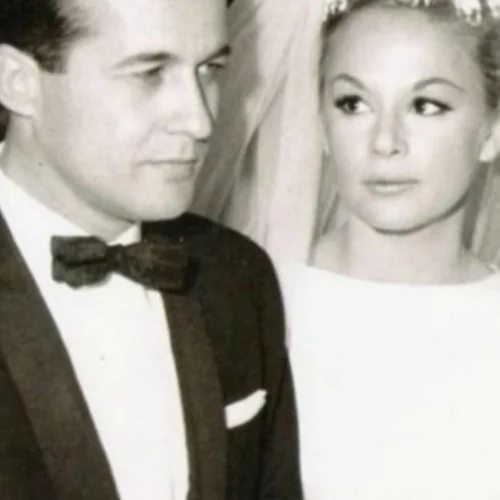 Ο γάμος που έγραψε ιστορία, πριν 60 χρόνια. Αδημοσίευτα πλάνα με την Αλίκη Βουγιουκλάκη νύφη και τον Δημήτρη Παπαμιχαήλ στο πλευρό της