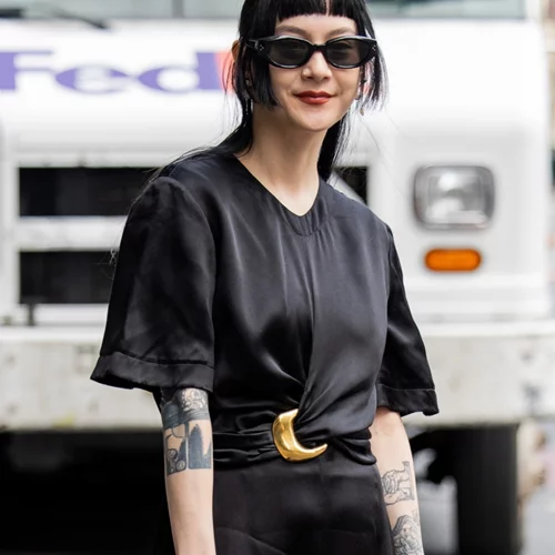 Αυτό το μαύρο midi και σατινέ φόρεμα κοστίζει 29,95 ευρώ και θα γίνει το αγαπημένο σου staple για επίσημες εμφανίσεις