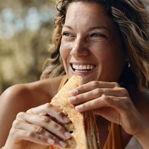 Τρως στη θάλασσα; 7 κανόνες για ασφαλές φαγητό στην παραλία