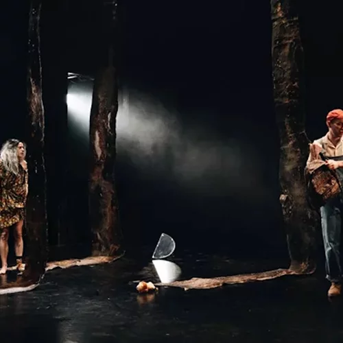 "Το τέρας" της Ηρώς Μπέζου αποκαλύπτεται – Οι πρώτες εικόνες από την παράσταση