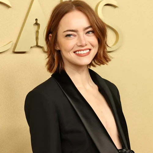 Emma Stone | H μούσα του Λάνθιμου φόρεσε ένα από τα πιο έξυπνα little black dresses που έχουμε δει