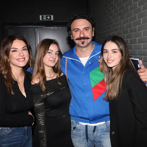 "Το Σόι Σου" | Βάσω Λασκαράκη & Μελέτης Ηλίας ποζάρουν με τις τηλεοπτικές τους κόρες στην πιο όμορφη χριστουγεννιάτικη φωτογραφία